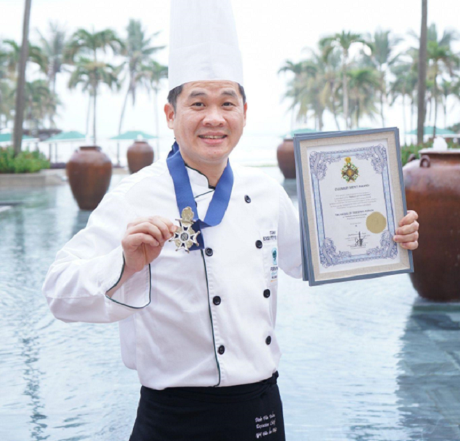 Đầu bếp Doãn Văn Tuấn nhận Giải thưởng Culinary Merit Award từ Hiệp hội Đầu bếp Thế giới (Worldchefs).