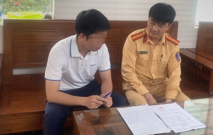 Tài xế H.A.C. tại cơ quan công an.