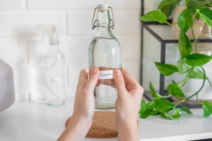 Giấm trắng có thể sử dụng phối hợp với các thực phẩm thông dụng trong phòng và chữa bệnh. (Ảnh: The Spruce)