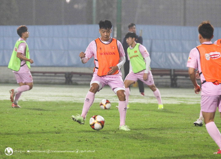 Đây là buổi tập mà đội tuyển Việt Nam có đầy đủ 33 cầu thủ sau khi nhóm cầu thủ dự Cúp Quốc gia tối 13/3 có mặt hôm nay.