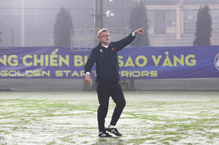 HLV Troussier chỉ đạo buổi tập giữa thời tiết mưa phùn tại Hà Nội.