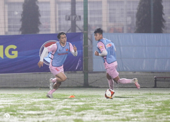 Với đội tuyển quốc gia, HLV Troussier chia làm hai nhóm. Nhóm Công Phượng và các cầu thủ Hà Nội FC hội quân sớm tập cùng các cầu thủ U23 Việt Nam. Nhóm này rèn kỹ hơn các nội dung về phối hợp nhóm và hoạt động với cường độ cao.