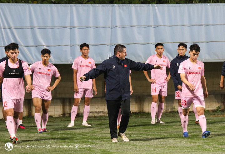 Nhóm thứ hai là các cầu thủ vừa thi đấu ở Cúp Quốc gia tối 13/3. Nhóm này tập hồi phục dưới sự hướng dẫn của chuyên gia thể lực Cedric Roger.