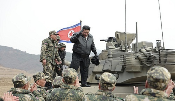 Lãnh đạo Triều Tiên Kim Jong-un hướng dẫn lực lượng xe tăng trong cuộc tập trận. (Ảnh: Yonhap)