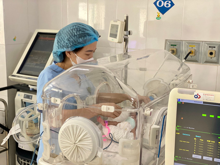 Con gái út của anh Tám đang được chăm sóc trong lồng kính. (Ảnh: T.T)