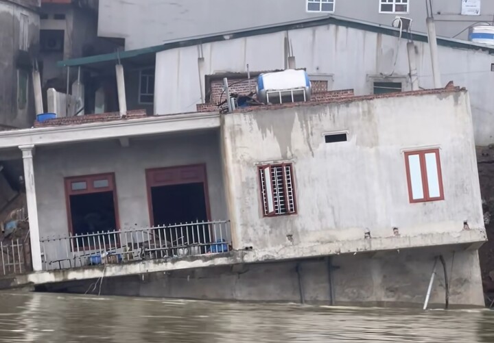 Ngôi nhà bị dòng sông Cầu nhấn chìm.