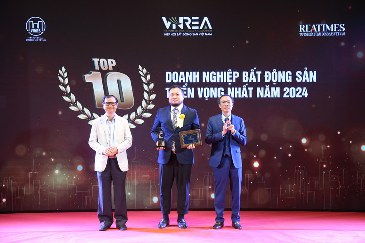 Đại diện ROX Living nhận giải Top10 Doanh nghiệp BĐS triển vọng nhất năm 2024.