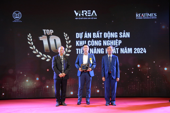 Đại diện ROX Living nhận giải Top 10 Dự án BĐS KCN triển vọng nhất năm 2024.