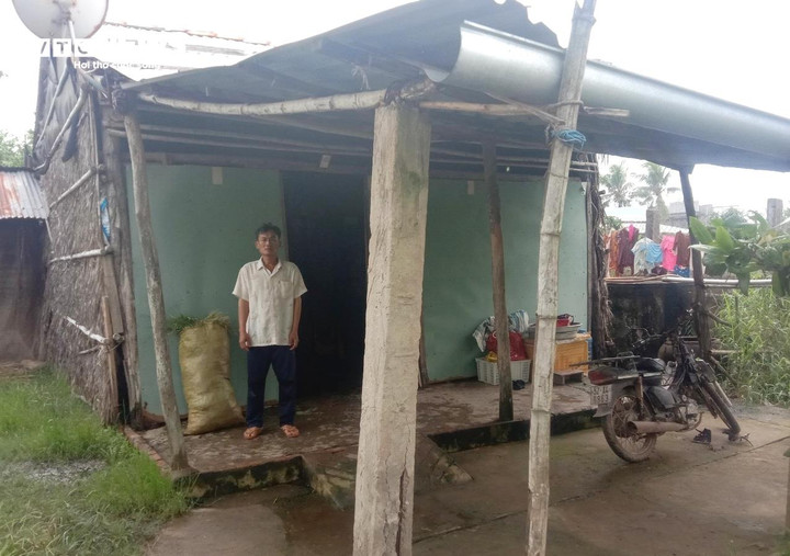 Căn nhà xiêu vẹo của gia đình ông Đặng Văn Hiếu.