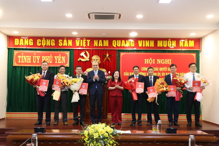 Lãnh đạo Tỉnh ủy Phú Yên trao quyết định cho các cán bộ được điều động, chỉ định, bổ nhiệm cán bộ lãnh đạo cấp sở, cấp huyện.