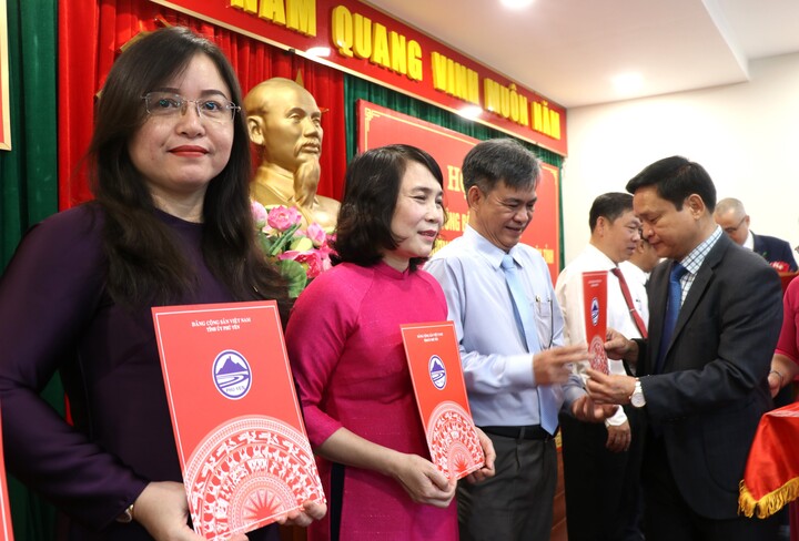 Bà Đào Phạm Hoàng Quyên (bên trái ngoài cùng) nhận quyết định bổ nhiệm.