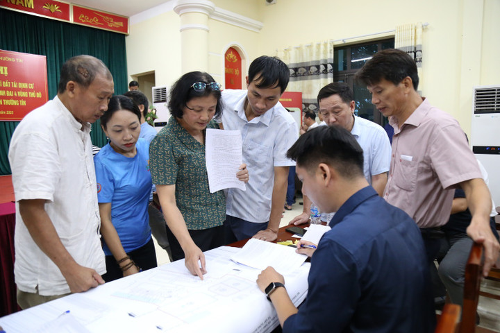 Công tác tổ chức bốc thăm vị trí đất TĐC tại xã Văn Bình, huyện Thường Tín, HN diễn ra minh bạch, công khai. (Ảnh: thuongtin.hanoi.gov.vn)