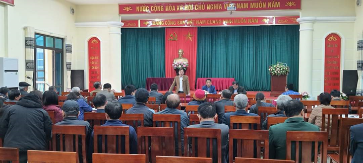 Đảng uỷ xã Văn Bình tuyên truyền dự án Vành đai 4 cho người dân trong xã.