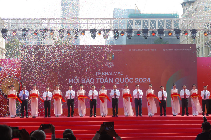 Trưởng ban Tuyên giáo Trung ương Nguyễn Trọng Nghĩa cùng các đại biểu cắt băng khai mạc Hội báo.