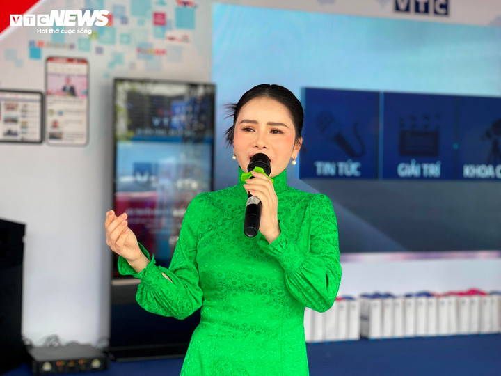 Nhiều giọng ca trữ tình đem đến loạt ca khúc lắng đọng, thu hút khán giả ngay từ khi bước vào không gian hội báo.