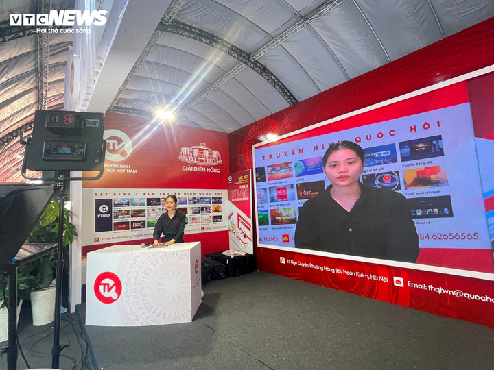 Tại gian hàng của liên chi hội Báo chí Quốc hội tổ chức hoạt động cho sinh viên thử dẫn các bản tin thời sự.