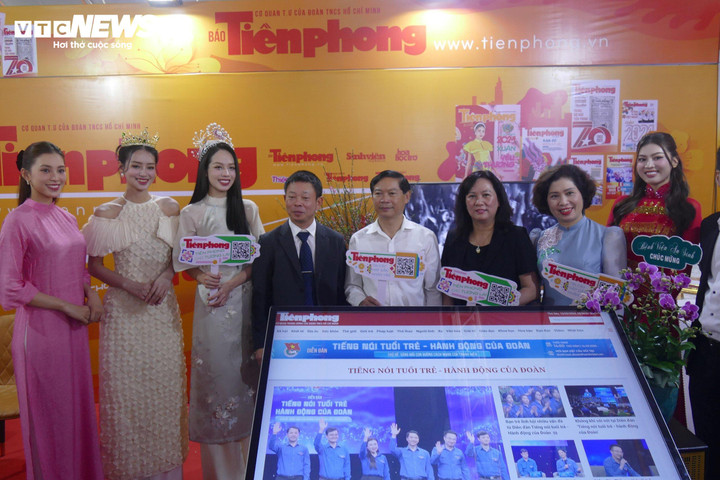 Sự xuất hiện của dàn Hoa hậu Việt Nam như Tiểu Vy, Thanh Thuỷ...tại gian hàng báo Tiền Phong thu hút sự chú ý của mọi người.