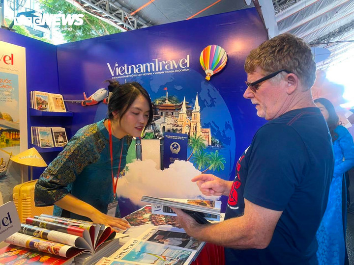 Nhiều khách du lịch nước ngoài thích thú khi được trải nghiệm những hoạt động tại Hội báo.