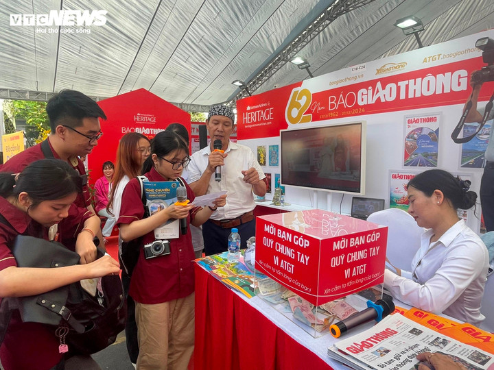 Sinh viên hào hứng tham gia trò chơi trả lời câu hỏi về luật giao thông tại gian hàng của báo Giao thông.