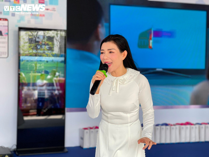 Giải nhất dòng nhạc Dân ca Sao Mai 2009 - Bùi Lê Mận gây chú ý khi xuất hiện tại gian hàng. Cô mang đến 2 ca khúc dân ca sâu lắng.