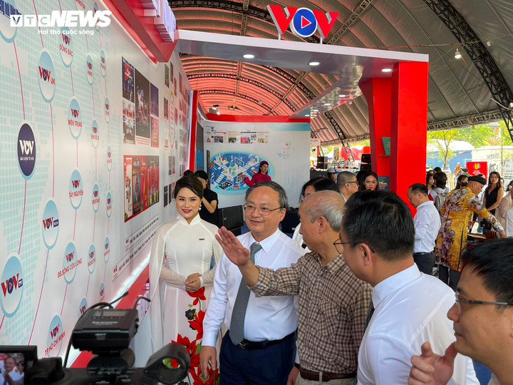 Tổng Giám đốc VOV Đỗ Tiến Sỹ và Phó Tổng Giám đốc Phạm Mạnh Hùng tại gian trưng bày của VOV.