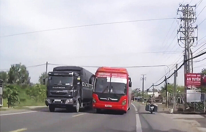 rất nhiều vụ vi phạm luật giao thông bị phát hiện và xử lý là nhờ những clip mà tài xế ghi lại dọc đường và chia sẻ lên mạng xã hội. (Ảnh cắt từ clip)