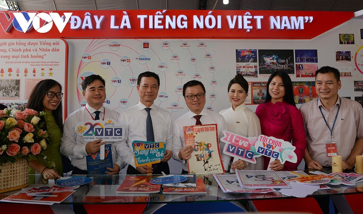 Chủ tịch Hội Nhà báo Việt Nam Lê Quốc Minh và Bộ trưởng Bộ Thông tin - Truyền thông Nguyễn Mạnh Hùng thăm gian trưng bày của VOV.