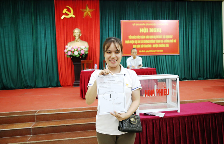 Người dân xã Văn Bình phấn khởi khi bốc thăm vị trí đất tái định cư mới.