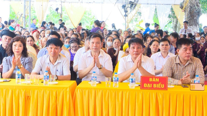 Ông Ngô Đình Tiến, Chủ tịch UBND xã Văn Bình, Thường Tín, Hà Nội (thứ 3 từ phải sang).