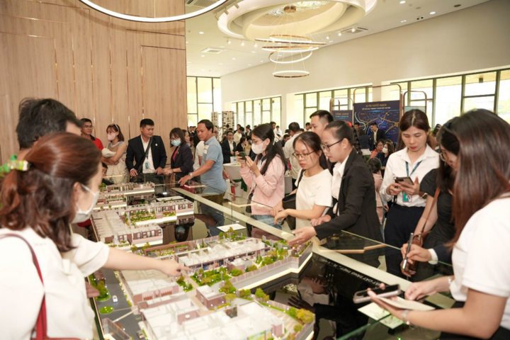Khách hàng tìm hiểu dự án Picity Sky Park ngay đại lộ Phạm Văn Đồng.