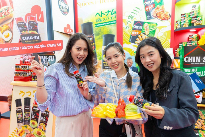 Giới trẻ Nhật hào hứng trải nghiệm bộ muối tôm chua cay chấm cùng trái cây.