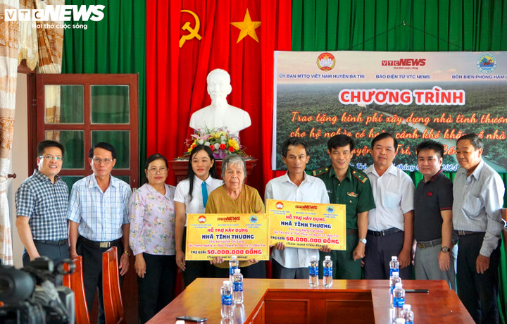Báo điện tử VTC News phối hợp với Đồn biên phòng Hàm Luông, Ủy ban Mặt trận Tổ quốc Việt Nam huyện Ba Tri, tỉnh Bến Tre trao tặng 100 triệu đồng cho hai hộ dân. (Ảnh: Thy Huệ)