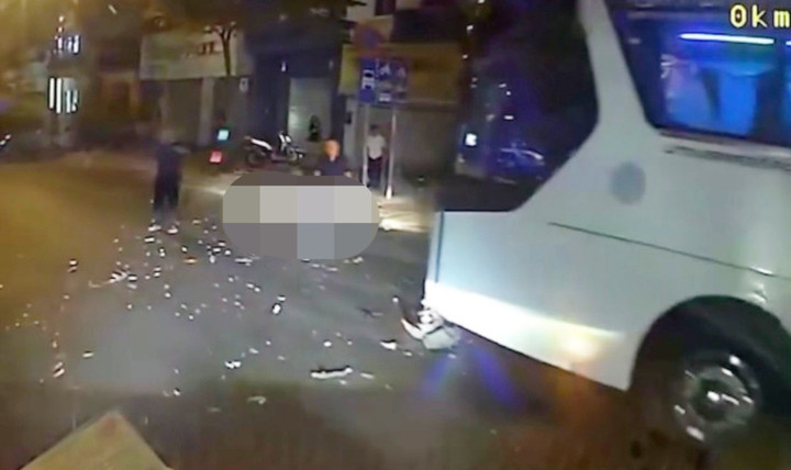 Cú va chạm mạnh giữa xe khách với xe máy khiến cho đôi nam nữ ngồi trên xe máy tử vong.