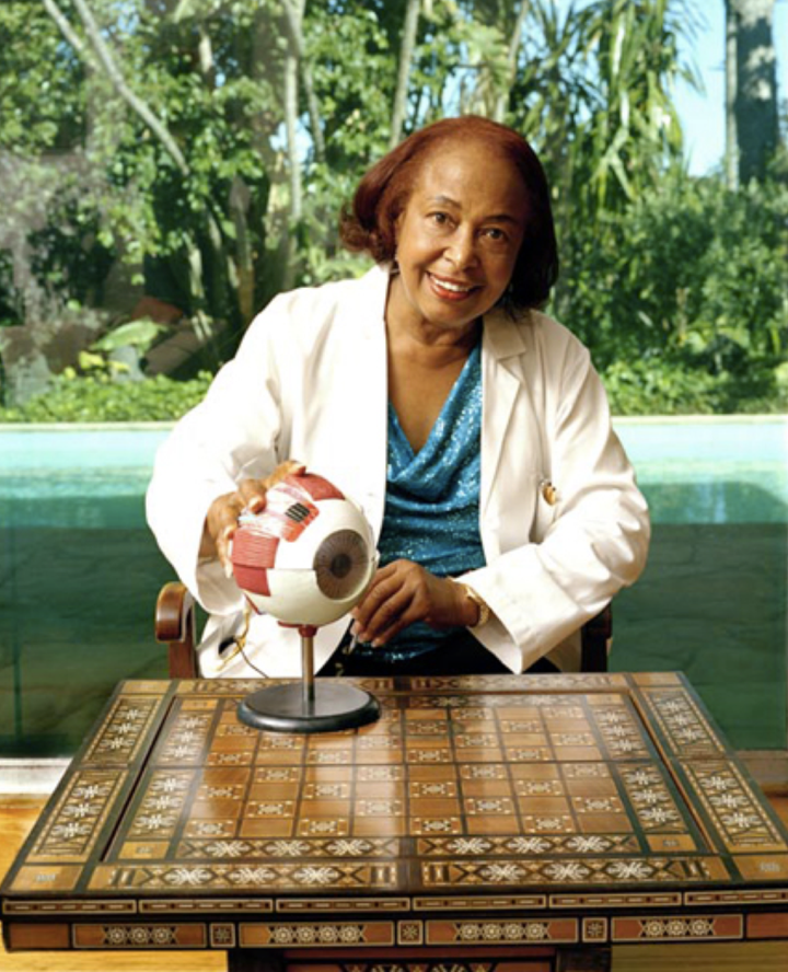 Năm 1969, Patricia Bath nhận được học bổng về nhãn khoa tại Đại học Columbia với tư cách là người da đen đầu tiên tại trường được đào tạo trong lĩnh vực này. Thông qua các nghiên cứu ở đây, Patricia Bath phát hiện ra rằng, người Mỹ da đen có nguy cơ bị mù cao gấp đôi so với bệnh nhân khác và họ cũng có nguy cơ mắc bệnh tăng nhãn áp cao gấp 8 lần. Nghiên cứu này giúp Patricia Bath phát triển hệ thống nhãn khoa cộng đồng, tăng cường chăm sóc mắt cho những người nghèo không có khả năng chi trả. (Ảnh: blackdoctor)
