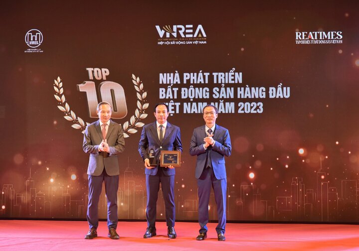 Đại diện Tập đoàn GELEXIMCO nhận phần thưởng Top 10 Nhà phát triển Bất động sản hàng đầu Việt Nam năm 2023.
