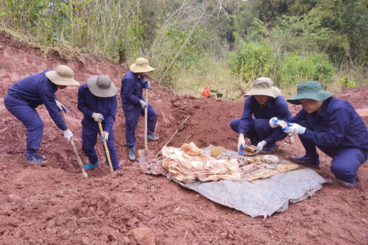 Đội quy tập hài cốt liệt sỹ (Bộ Chỉ huy Quân sự tỉnh Nghệ An) tìm kiếm, quy tập hài cốt liệt sĩ tại tỉnh Xiêng Khoảng, Lào.