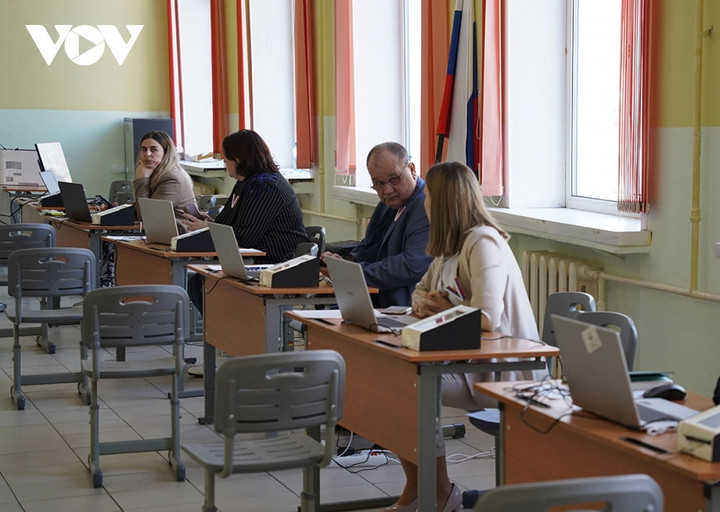 Các nhân viên tại một điểm bỏ phiếu ở Moscow sẵn sàng phục vụ người dân đến bỏ phiếu.