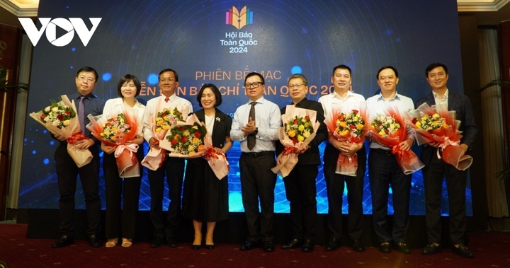 Ông Lê Quốc Minh tặng hoa cho các diễn giả.