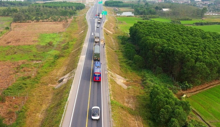 Cao tốc Cam Lộ - La Sơn thiết kế 2 làn xe không có dải phân cách cứng.