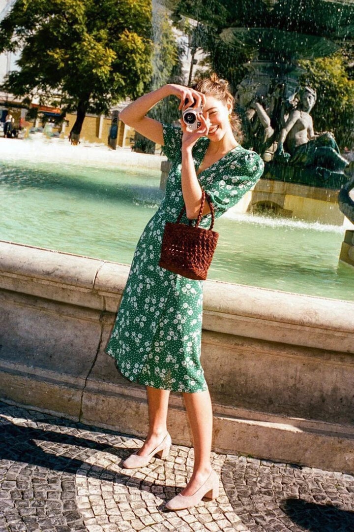 Váy hoa đã trở thành một trong những trang phục đặc trưng nhất của phong cách thập niên 90.