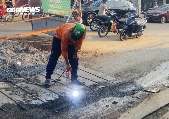 Ngay sau khi tiếp nhận phản ánh, chiều tối 16/3 chủ đầu tư đã chỉ đạo đơn vị thi công khắc phục sự cố.
