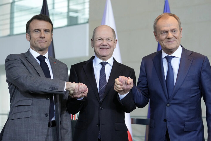 Thủ tướng Đức Olaf Scholz (giữa) chụp ảnh cùng Tổng thống Pháp Emmanuel Macron (trái) và Thủ tướng Ba Lan Donald Tusk sau cuộc hội đàm ngày 15/3 tại Berlin. (Ảnh: AP)