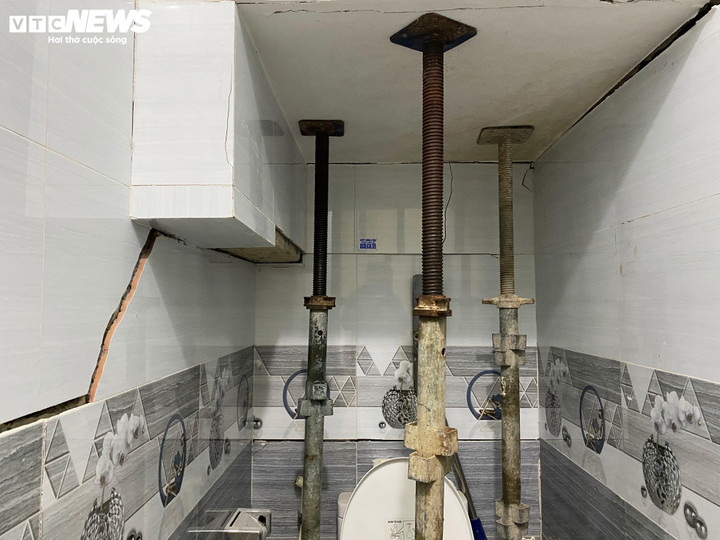 Theo bà H., tình trạng nhà xuất hiện vết nứt kéo dài, nền nhà sụt lún hình thành từ khi công trình xây mới số 430 - 430A được thi công.