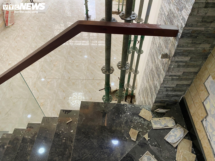 Hệ thống kính cường lực ở khu vực cầu thang (số nhà 2/36A Cao Thắng) vỡ vụn do chịu ảnh hưởng trực tiếp từ công trình xây dựng số 430 - 430A.