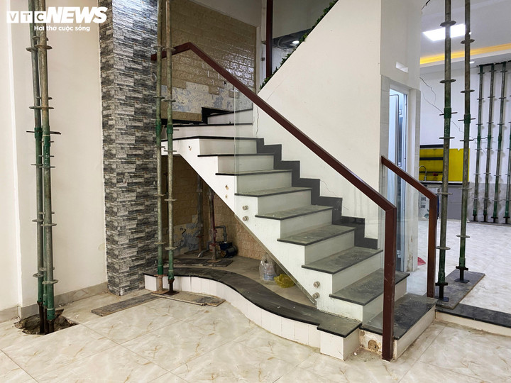 Nhà bà H. "chống nạng" để hạn chế tình trạng sụt lún.