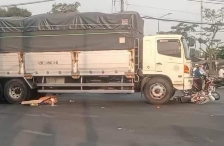 Hiện trường vụ tai nạn giữa xe tải với xe máy trên địa bàn huyện Bình Chánh, TP.HCM khiến hai cụ bà tử vong.