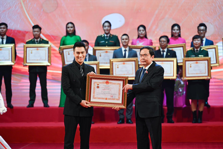 Việt Anh trong buổi lễ nhận danh hiệu NSƯT.