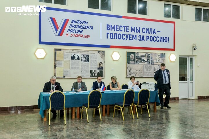 Điểm bầu cử tại Hà Nội sẵn sàng đón các công dân Nga bầu cử tổng thống vào 10h ngày 17/3.