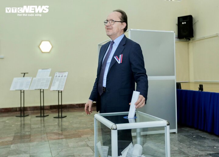 Đại sứ Gennady Bezdetko bỏ phiếu bầu tổng thống Nga tại Hà Nội.