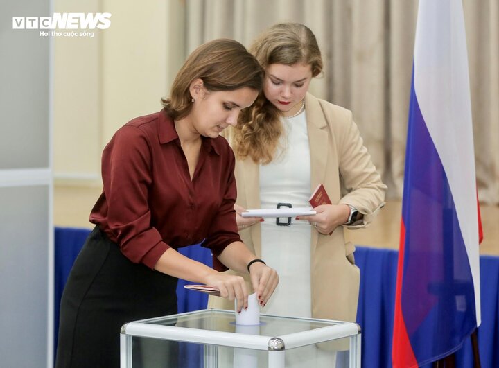 Hơn 300 công dân Nga bỏ phiếu bầu tổng thống ở Hà Nội - 4